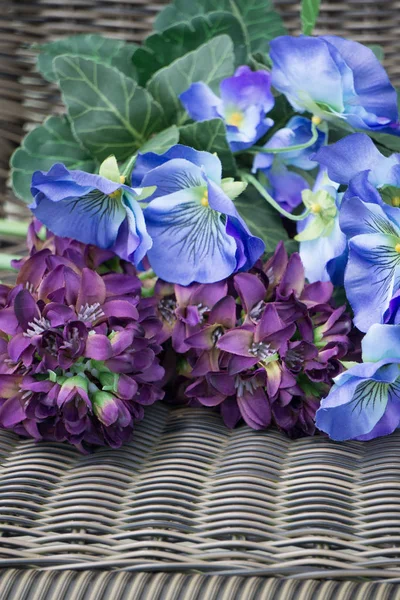 Bellissimi fiori, giacinto e margherite nella ghirlanda di Midsumm — Foto Stock