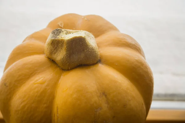 Abóbora grande preparada para ser fatiada e cozida no Halloween — Fotografia de Stock