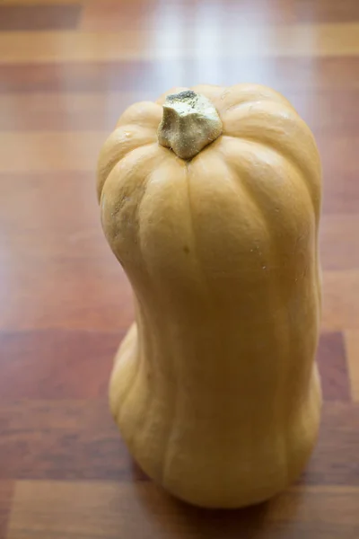 Abóbora grande preparada para ser fatiada e cozida no Halloween — Fotografia de Stock