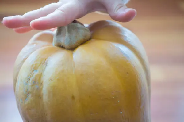 Grande zucca preparata per essere affettata e cucinata ad Halloween — Foto Stock