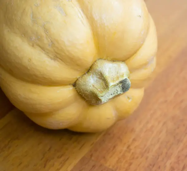 Grande zucca preparata per essere affettata e cucinata ad Halloween — Foto Stock