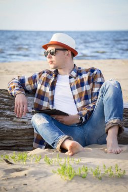 Bir adam akıllı rahat hippi tarzı iş w birleştirerek tablet ile