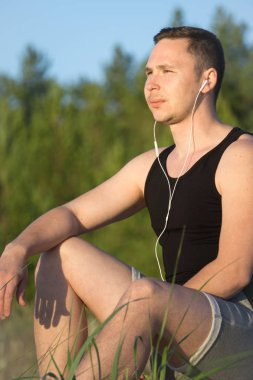 Genç adam Baltık Denizi'nin sahilde spor için gidiyor 