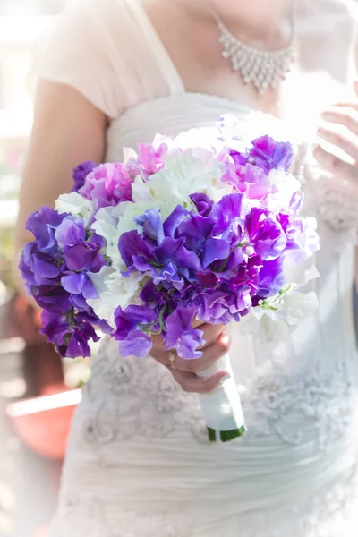 Giovane coppia appena sposata che si abbraccia il giorno del loro matrimonio con il sudore — Foto Stock