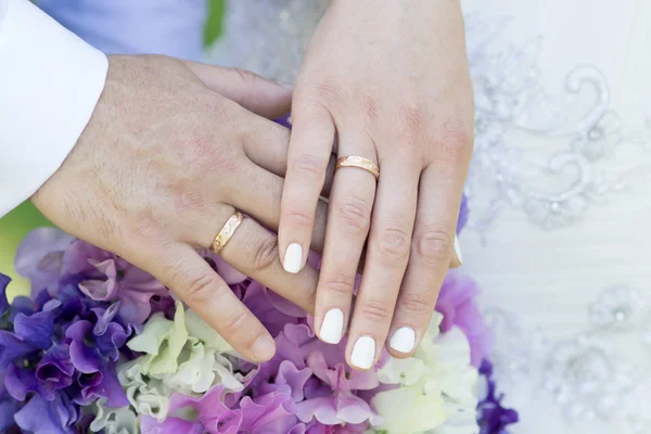 Altın alyans ve tatlı ile elinde sadece evli çift — Stok fotoğraf