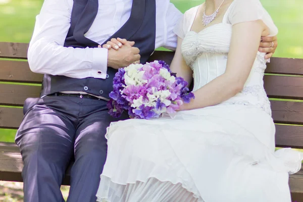 Joven pareja recién casada abrazándose el día de su boda con Swee —  Fotos de Stock
