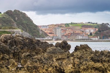 Muhteşem manzara okyanus, uçurumlar, plaj, Yeşiller ve çiçekler ile 
