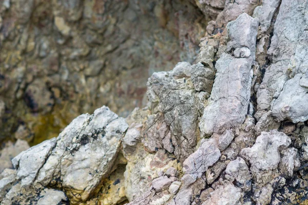 Dağlarda taş yakın çekim: renkli kaya cliff yapı