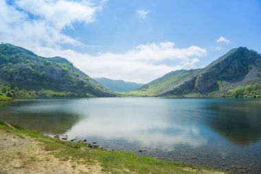 İspanya'nın güzel doğa: Covadonga dağ gölleri yaz SÜ