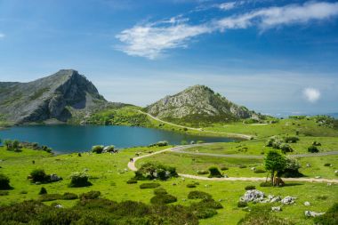 İspanya'nın güzel doğa: Covadonga dağ gölleri yaz SÜ
