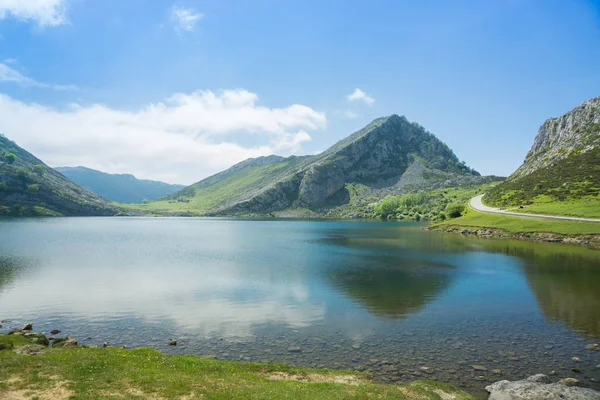 Beautiful nature of Spain: Covadonga mountain lakes in summer su — Stock Photo, Image