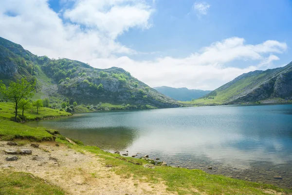 Beautiful nature of Spain: Covadonga mountain lakes in summer su — Stock Photo, Image