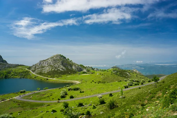 Beautiful nature of Spain: Covadonga mountain lakes in summer su — Stock Photo, Image