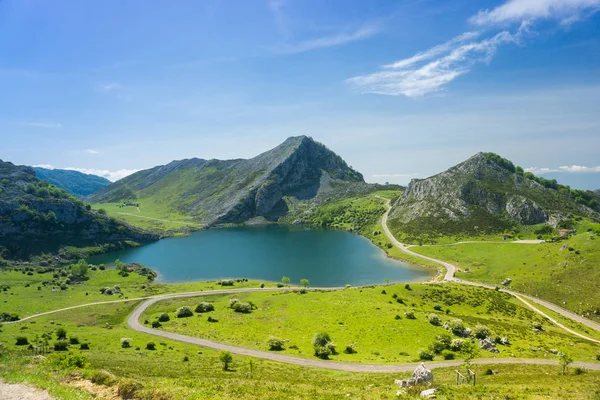 Beautiful nature of Spain: Covadonga mountain lakes in summer su — Stock Photo, Image