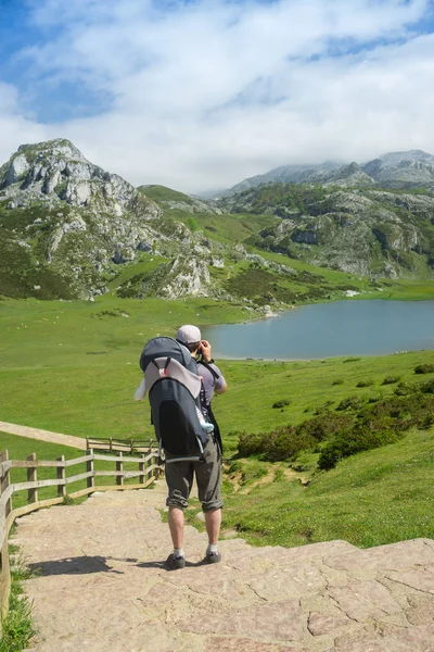 Viagem em família à Espanha natureza: pai com um bebê em uma mochila oi — Fotografia de Stock