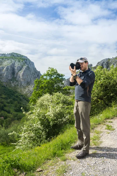 Turista - Fotógrafo fotografando bela natureza da Espanha: Picos — Fotografia de Stock