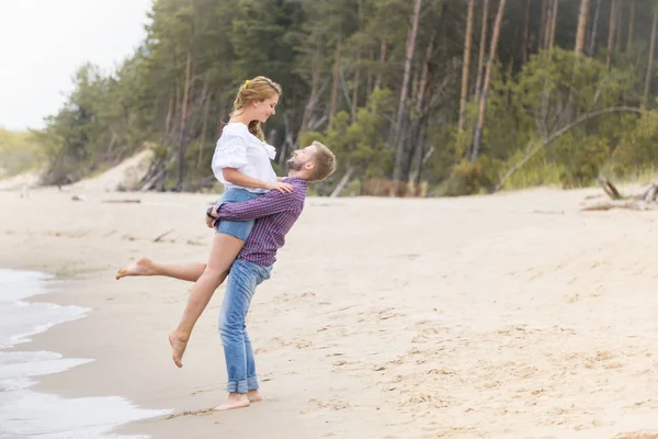 Plaj tutarak deniz yürüyüş aşık genç Çift 