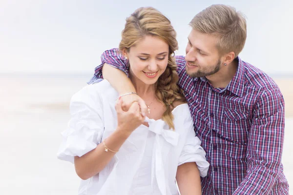 Plaj tutarak deniz yürüyüş aşık genç Çift 