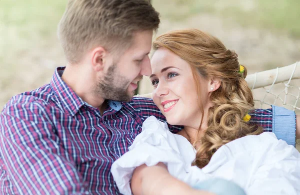 Pareja joven de la familia haciendo picnic en la playa cerca del mar, dri — Foto de Stock