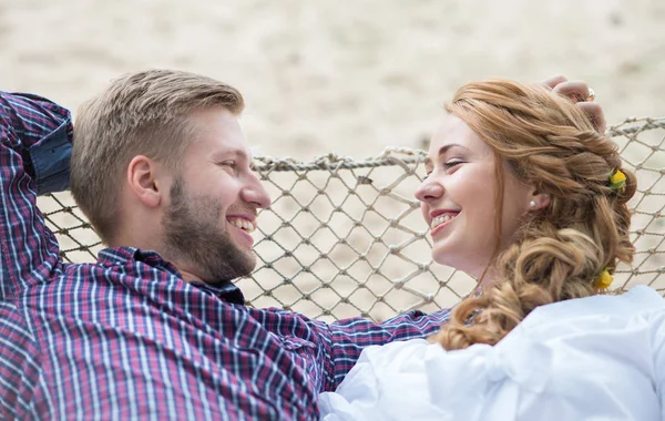 Pareja joven de la familia haciendo picnic en la playa cerca del mar, dri — Foto de Stock