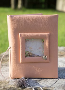 El yapımı pembe deri defter ile shaker gibi dekorasyon 