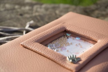 El yapımı pembe deri defter ile shaker gibi dekorasyon 