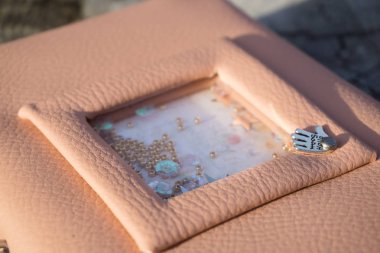 El yapımı pembe deri defter ile shaker gibi dekorasyon 