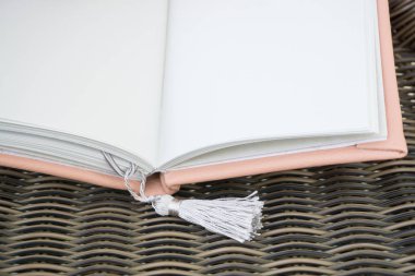 El yapımı pembe deri defter ile shaker gibi dekorasyon 