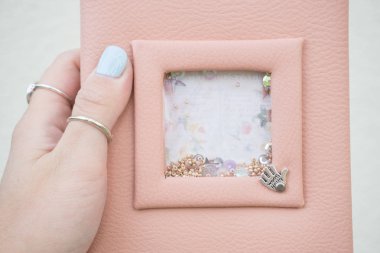 El yapımı pembe deri defter ile shaker gibi dekorasyon 