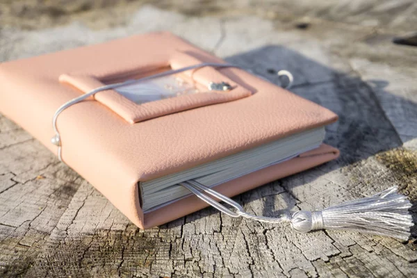 Cuaderno de cuero rosa hecho a mano con decoración como agitador con — Foto de Stock