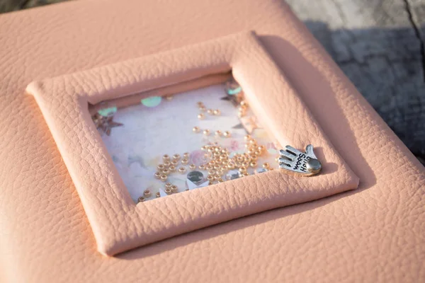 El yapımı pembe deri defter ile shaker gibi dekorasyon 