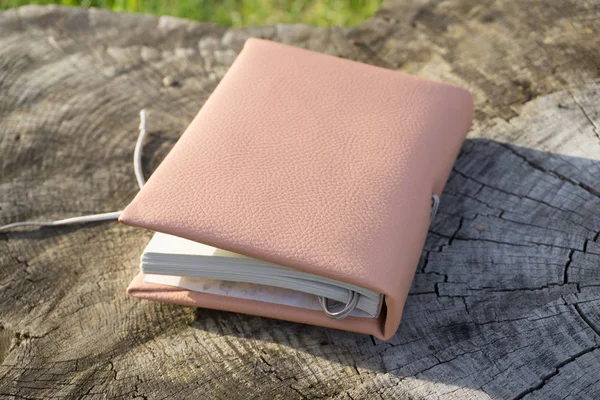 Cuaderno de cuero rosa hecho a mano con decoración como agitador con — Foto de Stock