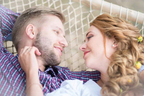 Portrait de jeune couple amoureux dans la nature près de la mer sur s — Photo