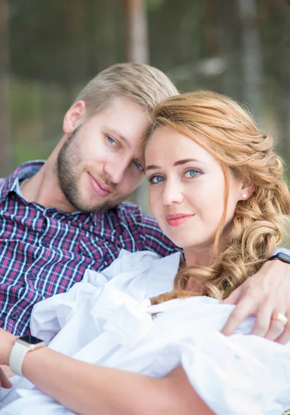 Retrato de jovem casal apaixonado na natureza perto do litoral em s — Fotografia de Stock