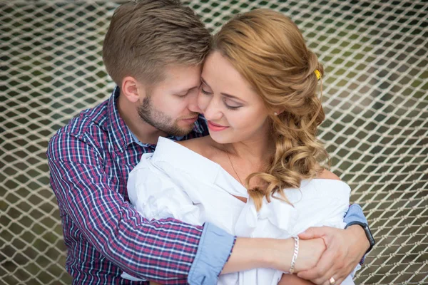 Retrato de pareja joven enamorada en la naturaleza cerca de la playa en s — Foto de Stock