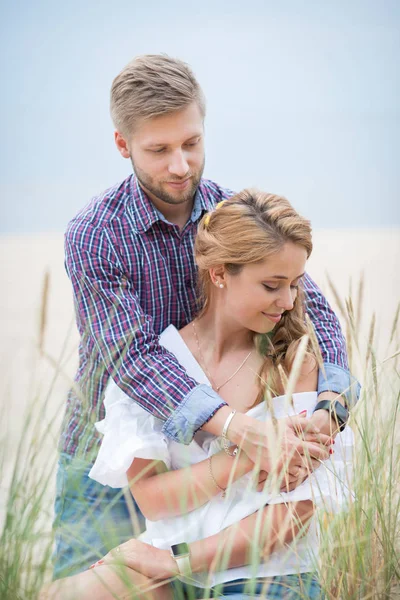 Retrato de jovem casal apaixonado na natureza perto do litoral em s — Fotografia de Stock