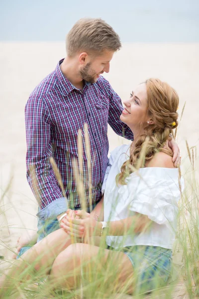 Portrait of young couple in love in the nature near seaside on s — Stock Photo, Image