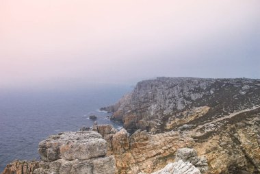 Brittany sis ile yaz aylarında kayalıklarla