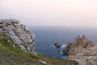 Brittany sis ile yaz aylarında kayalıklarla