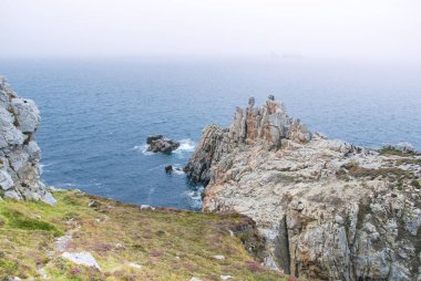 Brittany sis ile yaz aylarında kayalıklarla