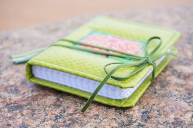 Küçük yeşil el yapımı defter scrapbooking tarzı ile karanlık g