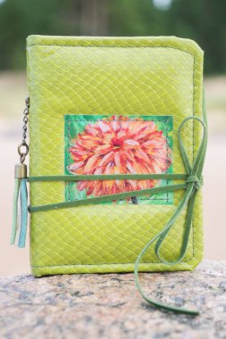 Küçük yeşil el yapımı defter scrapbooking tarzı ile karanlık g