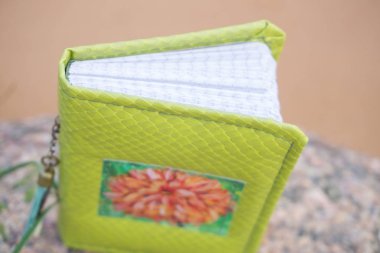 Küçük yeşil el yapımı defter scrapbooking tarzı ile karanlık g