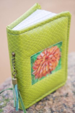 Küçük yeşil el yapımı defter scrapbooking tarzı ile karanlık g