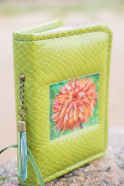 Küçük yeşil el yapımı defter scrapbooking tarzı ile karanlık g