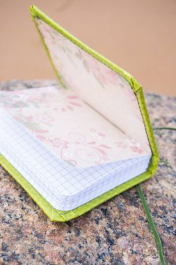 Küçük yeşil el yapımı defter scrapbooking tarzı ile karanlık g