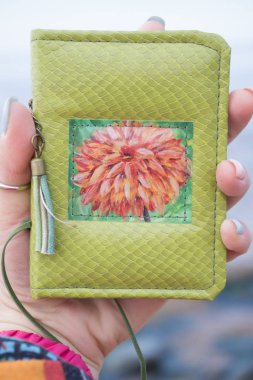 Küçük yeşil el yapımı defter scrapbooking tarzı ile karanlık g