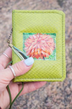 Küçük yeşil el yapımı defter scrapbooking tarzı ile karanlık g