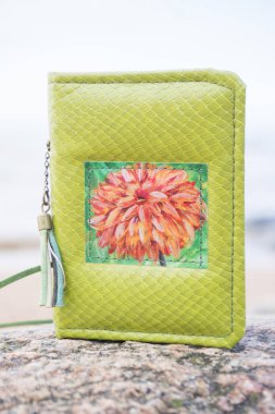 Küçük yeşil el yapımı defter scrapbooking tarzı ile karanlık g