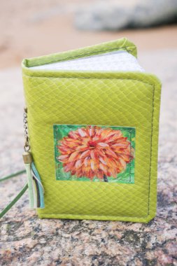 Küçük yeşil el yapımı defter scrapbooking tarzı ile karanlık g